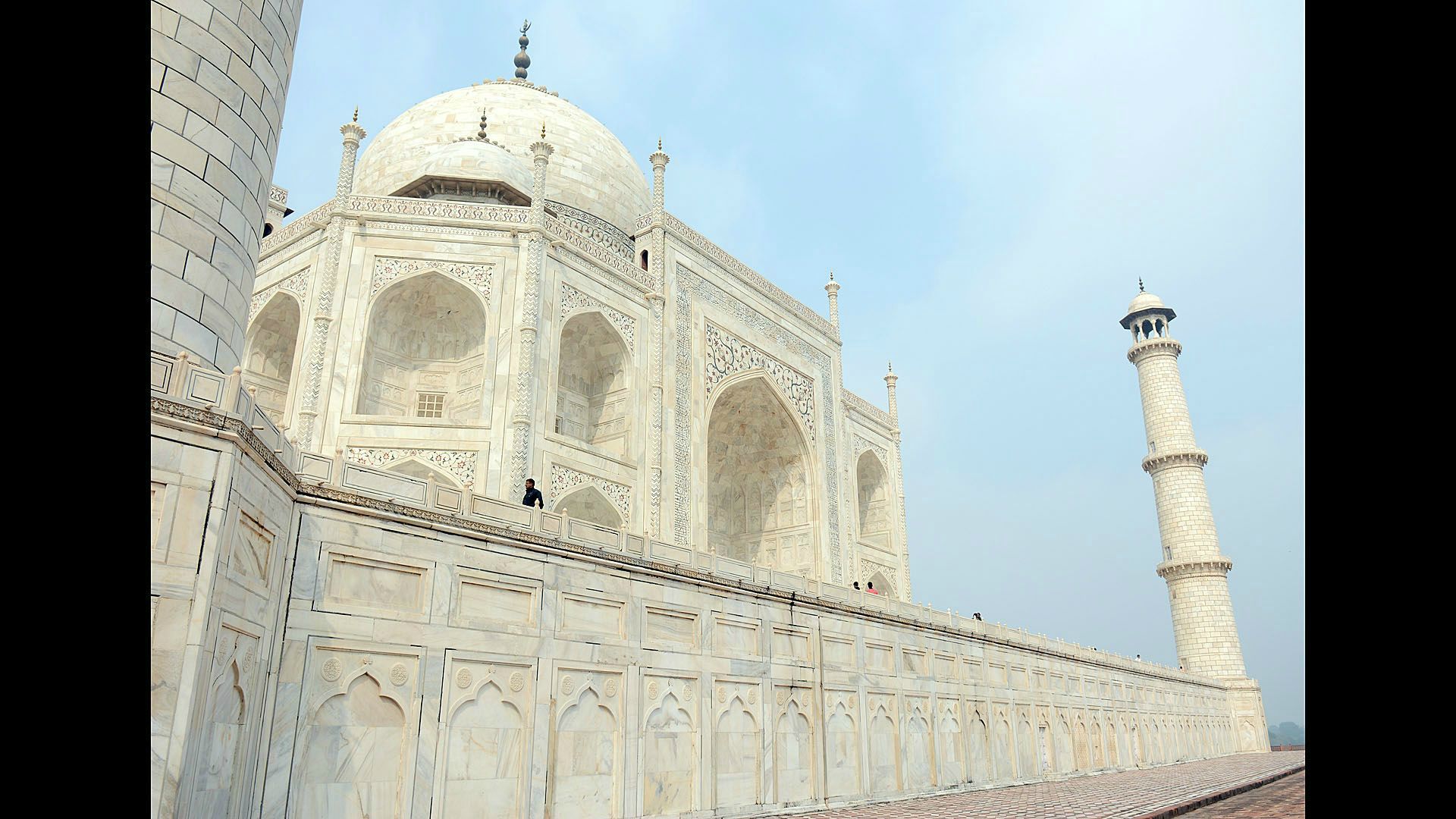 Taj Mahal - jeden z siedmiu cudów nowożytnego świata. Indyjskie Mauzoleum wzniesione przez Szahdżahana z Dynastii Wielkich Mogołów na pamiątkę ukochanej żony Mumtaz Mahal